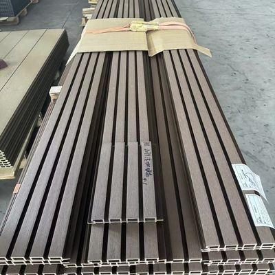Bảng tường WPC hiện đại với kết cấu hạt gỗ cho trang trí bên ngoài